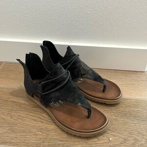 Black gladiator zip up Sandel. Great condition!